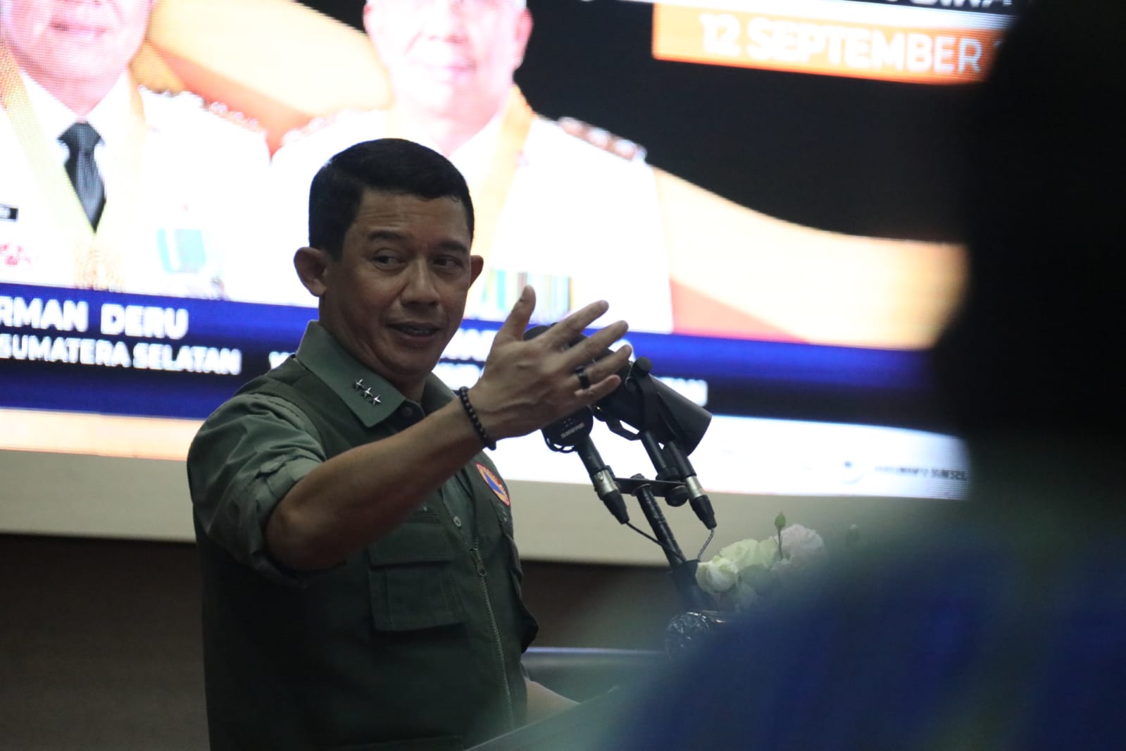 Kepala BNPB Letjen TNI Suharyanto saat memberikan sambutan pada Rapat Koordinasi Penanganan Kebakaran Hutan dan Lahan di Kantor Gubernur Sumatera Selatan, Palembang, Sumatera Selatan pada Selasa (12/9).